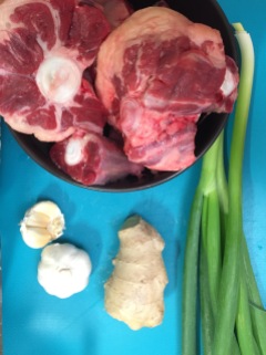 把食材都準備好，煮起來快很多-- 牛肉大塊直接下鍋、蒜剝皮、薑削皮切片、蔥切大段